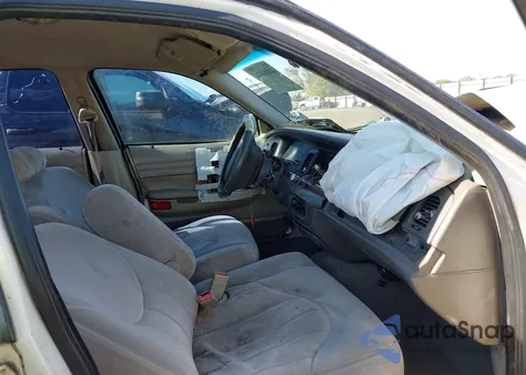 2002 Ford Crown Victoria Standard z USA, uszkodzony, nr VIN 2FAFP73W82X117687